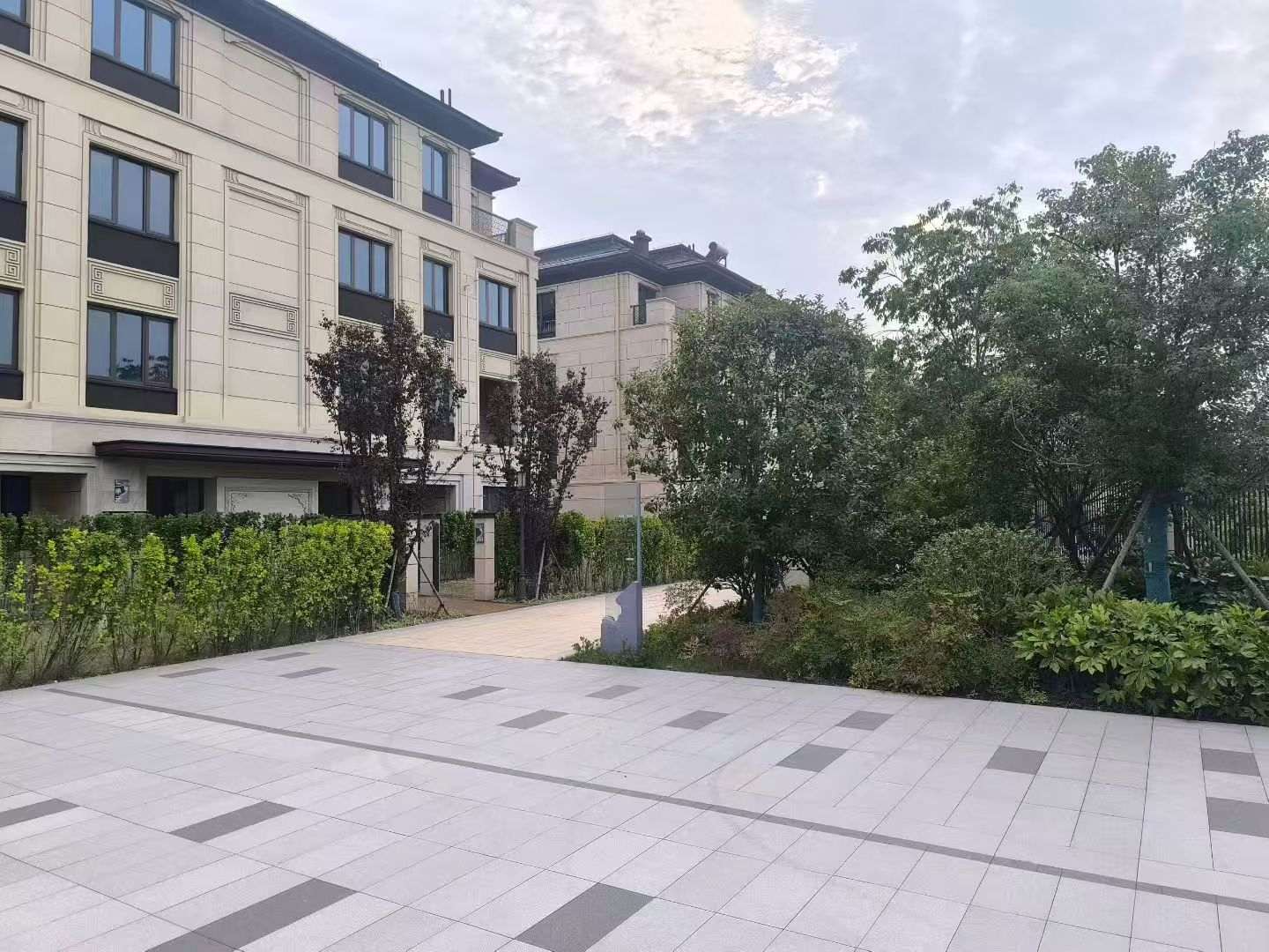 湘潭 芝麻白与芝麻白搭配铺装，尺寸1200*600