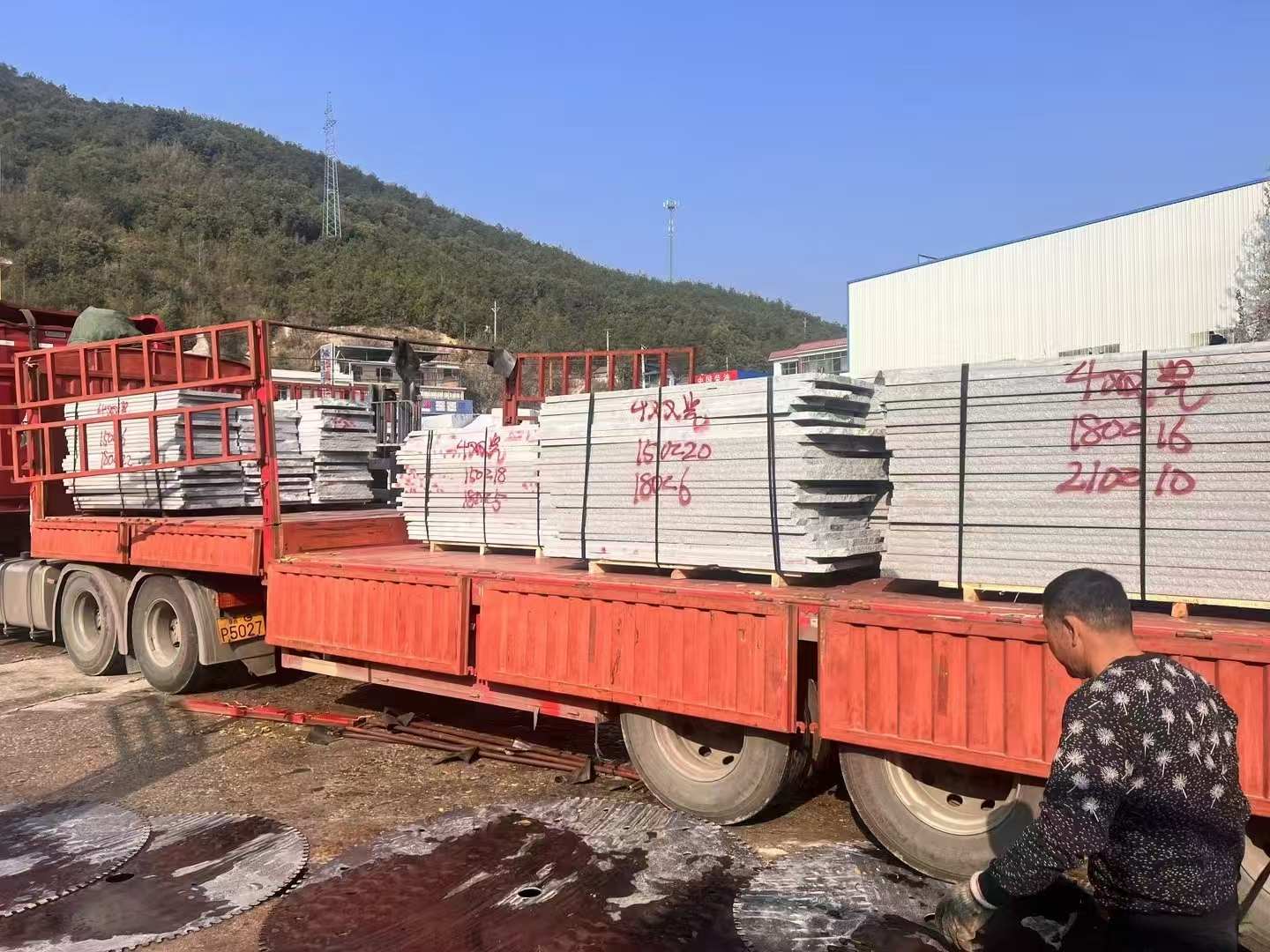 湘潭 芝麻灰花岗岩光面毛板出货日常