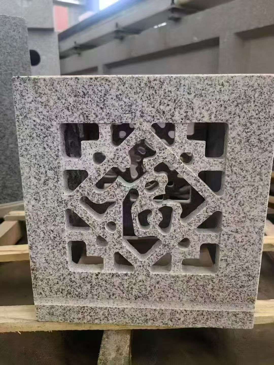 湘潭 芝麻白花岗岩镂空雕花灯笼